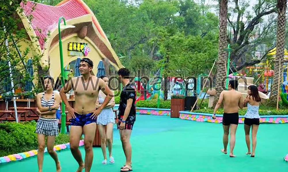 水上游乐设施纷繁多样，包括众多刺激、考验身体技巧的娱乐项目