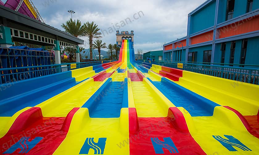 浙江宁波大目湾阿拉的海水上乐园竞赛滑道