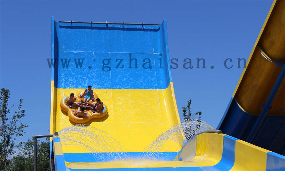 如何策划水上乐园的夜间活动和表演？