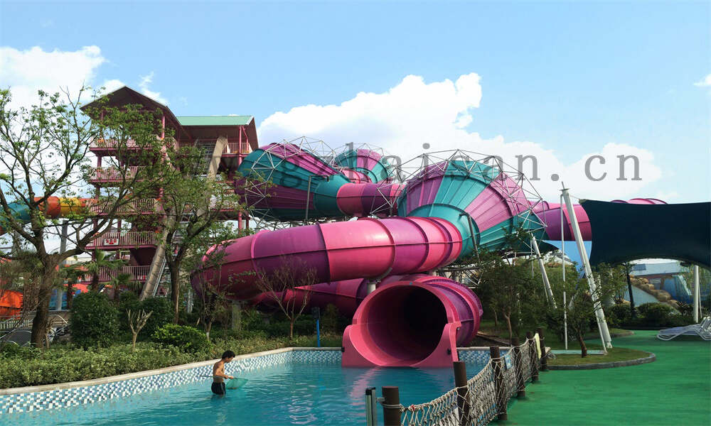 水上乐园规划中的音响和灯光效果如何提升氛围？