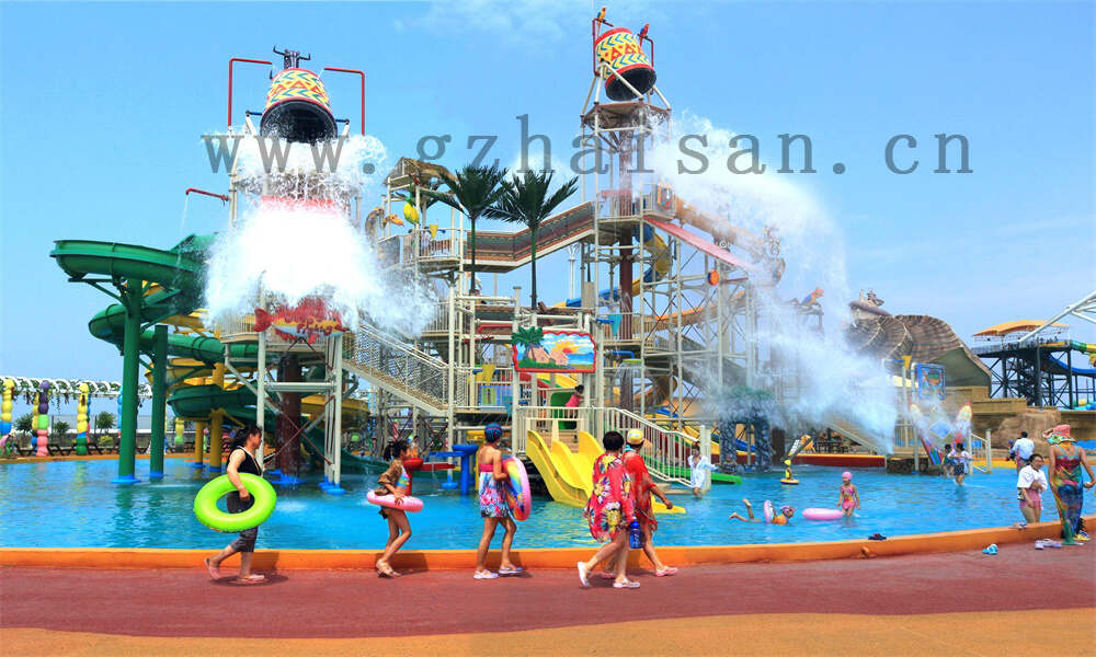 水上彩虹滑梯，畅享清凉夏日