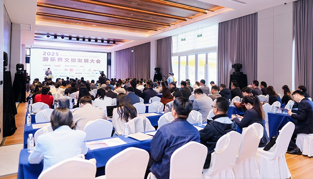 科技铸就非凡体验，专业成就行业标杆——pa视讯游乐荣膺2025金冠奖“杰出水滑道设备奖”