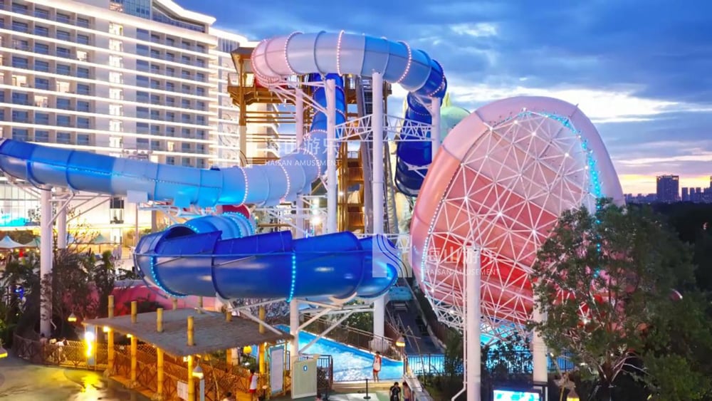 双重风暴，极致竞速——星际盘旋+巨浪翻滚组合引爆水乐园刺激体验